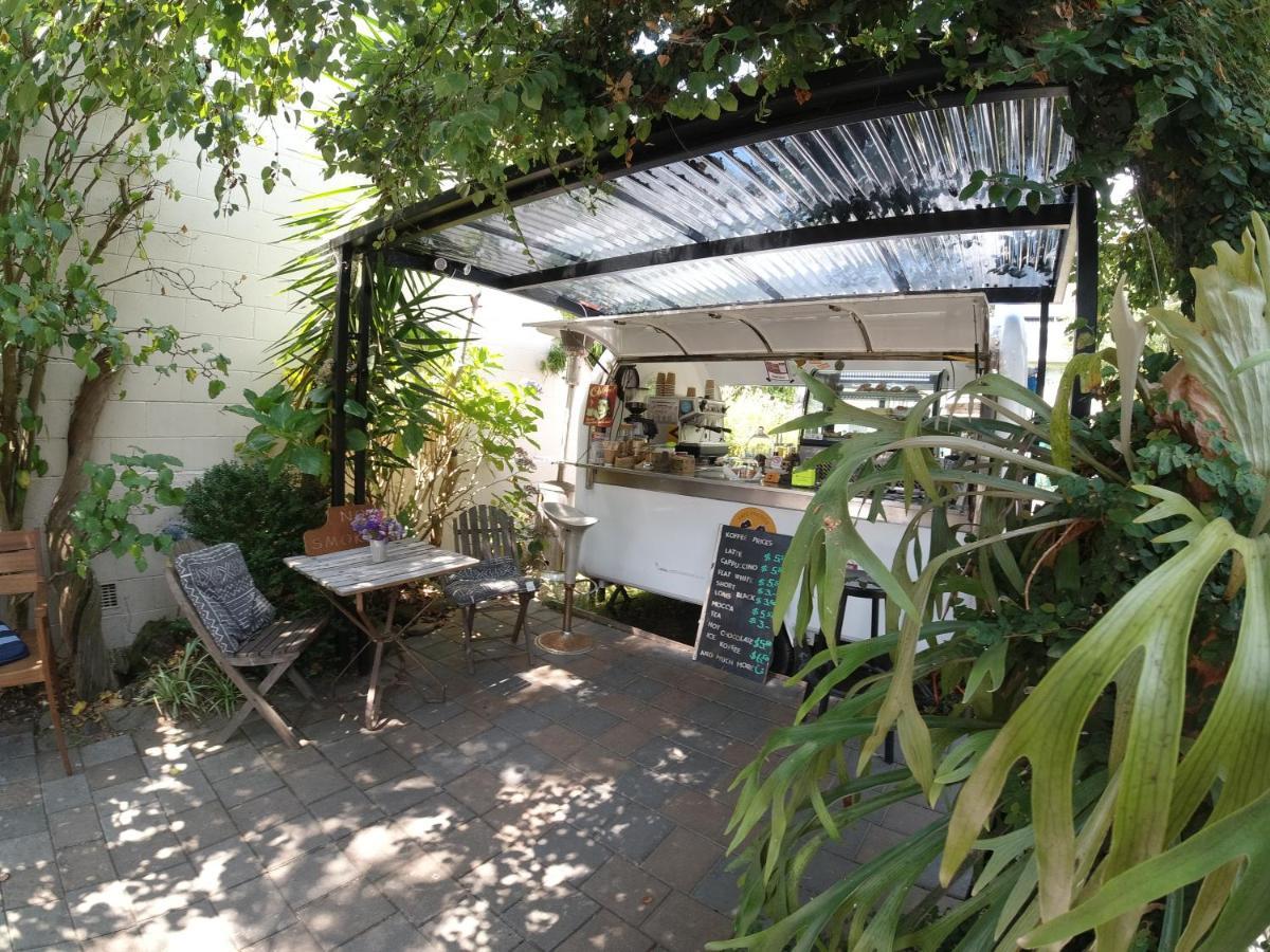 אופוטיקי Oasis Accommodation מראה חיצוני תמונה